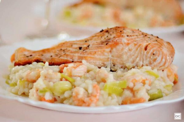Salmão com manteiga de camarão e risoto de limão siciliano
